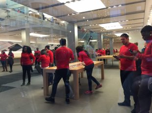 Apple shop Empty in Chicago Ebony Friday Protests (Lee Stranahan / Breitbart Information)