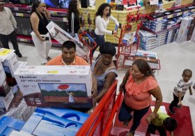Deep discounts on flat-screen TVs lure buyers on Thanksgiving image