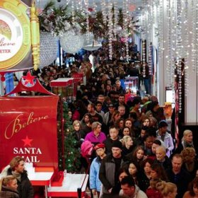 Image: Customers flow into Macy's flagship shop